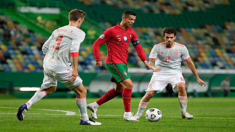 Bertempat di Estadio Jose Alvalade, Portugal yang berstatus tuan rumah hanya bisa puas bermain imbang tanpa gol saat menjamu Spanyol. Copyright: © Getty Images