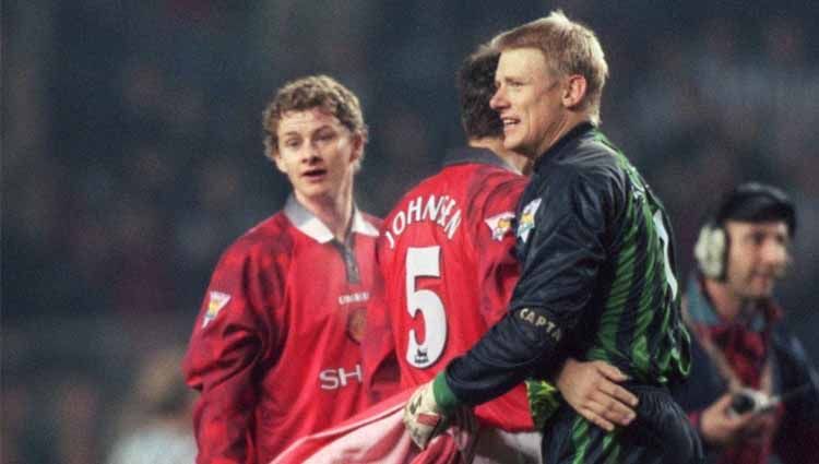 Peter Schmeichel (kanan) dan Ole Gunnar Solskjaer saat masih di Manchester United 1997. Copyright: © Michael Steele/EMPICS via Getty Images