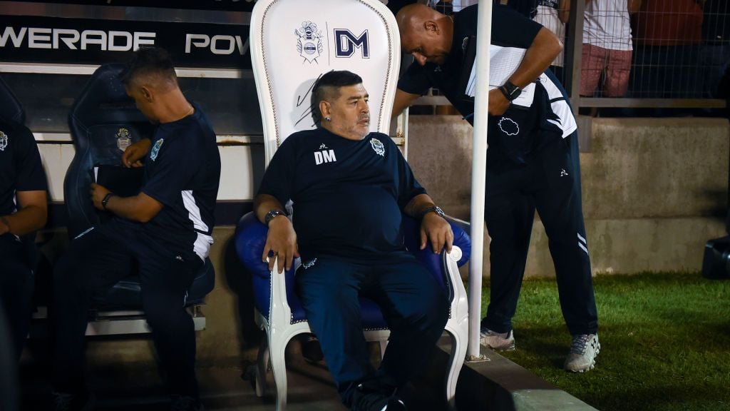 Diego Maradona dengan kursi singgasana bak raja yang diberikan untuknya Copyright: © Marcelo Endelli/Getty Images