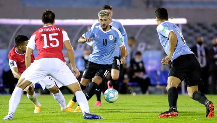 Giorgian De Arrascaeta mengontrol bola pada pertandingan antara Uruguay dan Chile kualifikasi Piala Dunia FIFA 2022. Copyright: © Ernesto Ryan/Getty Images