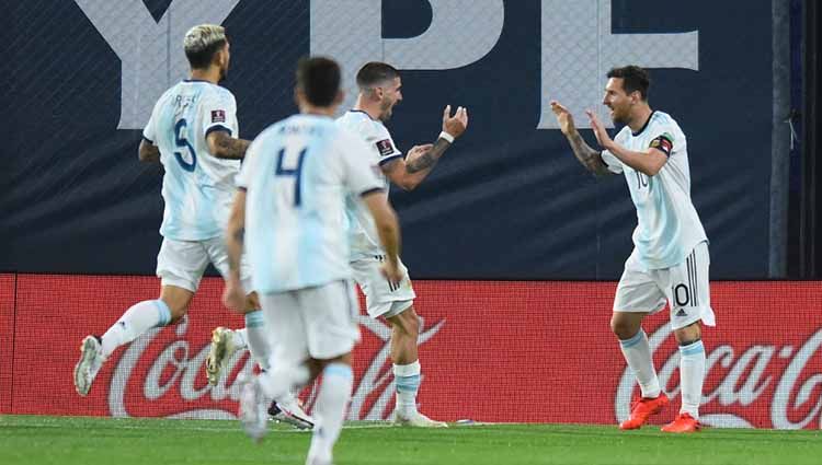 Selebrasi Lionel Messi (kanan) merayakan bersama rekan satu tim setelah mencetak gol pada pertandingan antara Argentina dan Ekuador kualifikasi Piala Dunia FIFA 2022. Copyright: © Marcelo Endelli/Getty Images