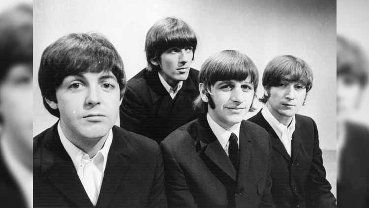 Berbicara soal sepak bola, The Beatles, Liverpool, dan Everton. Copyright: © Getty Images/Central Press