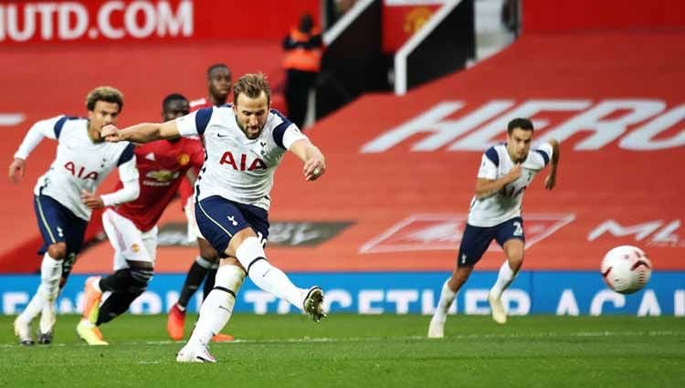 Harry Kane mencetak gol dari titik penalti pada laga Liga Premier antara Manchester United vs Tottenham Hotspur, Minggu (04/10/20). Copyright: © Carl Recine - Pool/Getty Images