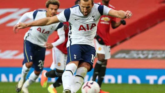 Harry Kane mencetak gol dari titik penalti pada laga Liga Premier antara Manchester United vs Tottenham Hotspur, Minggu (04/10/20). Copyright: © Alex Livesey/Getty Images