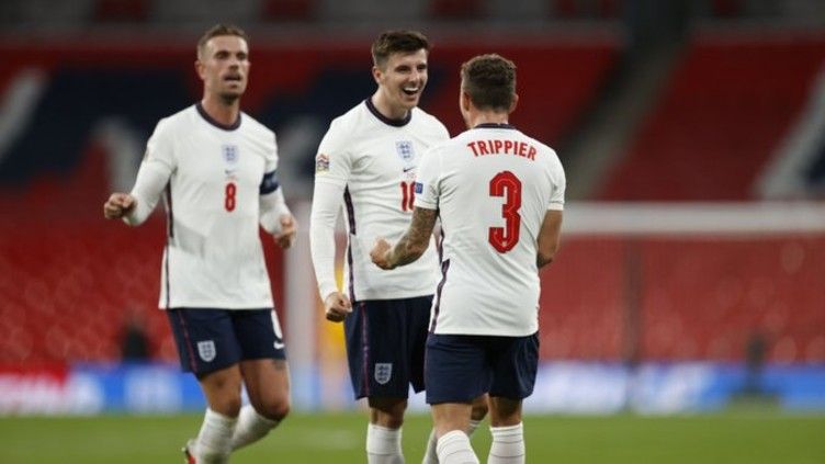 Jordan Henderson, Mason Mount dan Kieran Trippier merayakan gol kemenangan Inggris Copyright: © Twitter @England