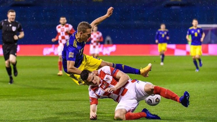 Duel sengit pemain Kroasia dengan Swedia dalam lanjutan UEFA Nations League Copyright: © Twitter @svenskfotboll