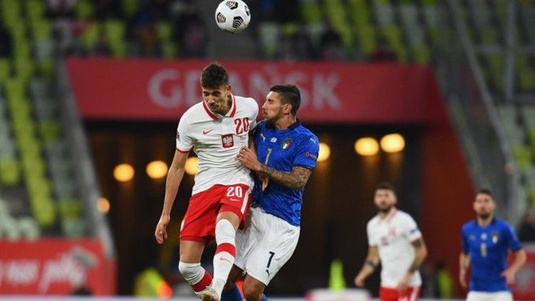 Duel sengit antara pemain Italia dengan Polandia di UEFA Nations League Copyright: © Twitter @azzurri