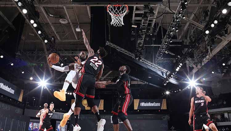 LeBron James berusaha memasukan bola ke ring di Game 6 Final NBA antara LA Lakers vs Miami Heat, Minggu (11/10/2020) di di AdventHealth Arena. Copyright: © Nathaniel S. Butler/NBAE via Getty Images
