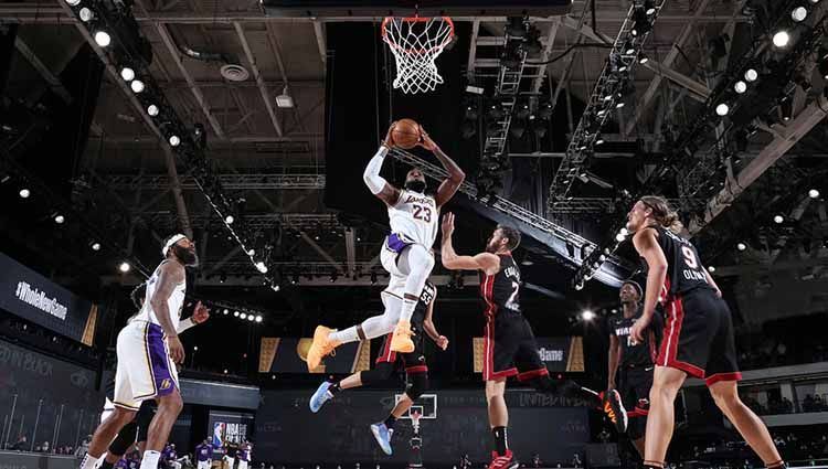 LeBron James memasukkan bola ke ring di Game 6 Final NBA antara LA Lakers vs Miami Heat, Minggu (11/10/2020). Copyright: © Nathaniel S. Butler/NBAE via Getty Images