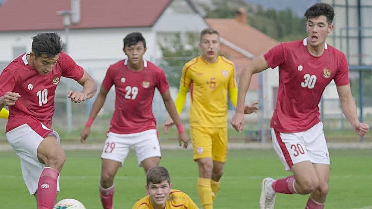 Elkan Baggott (kanan) di laga melawan Makedonia Utara pada laga uji coba di Stadion NK Junak Sinj, Split, Minggu (11/10/20). Copyright: © PSSI