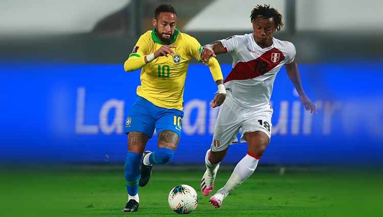 Neymar dan Andre Carrillo berusaha berebut bola pada pertandingan antara Peru vs Brasil Kualifikasi Pila Dunia Amerika Selatan 2022 Copyright: © DANIEL APUY/AFP via Getty Images
