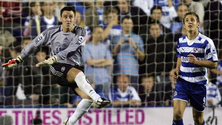 Kapten Chelsea, John Terry, terpaksa menjadi kiper dalam pertandingan Liga Inggris kontra Reading, 14 Oktober 2006. Copyright: © Twitter BBC