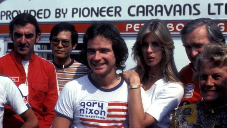 Legenda MotoGP tahun 70-an, Barry Sheene dan kekasihnya. Copyright: © (Photo by Mark Leech/Getty Images)