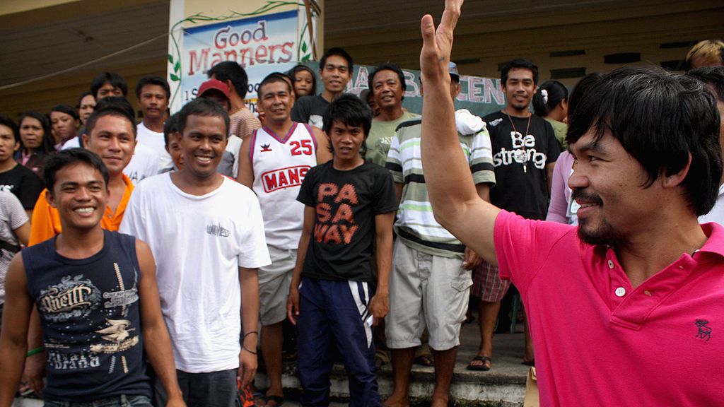 Manny Pacquiao (kanan) saat menyapa para penduduk di Provinsi Sarangani. Copyright: © Jeoffrey Maitem/Getty Images