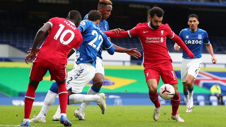 Mohemed Salah ditahan Yerry Mina (Everton) saat berusaha menendang bola. Copyright: © (Photo by Peter Byrne - Pool/Getty Images)