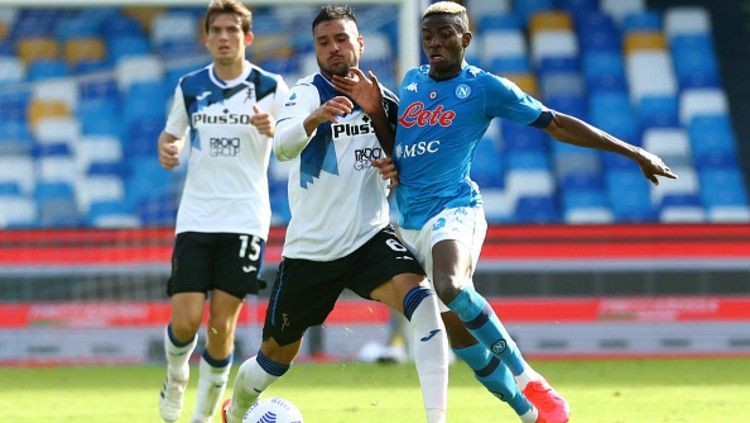 Jose Luis Palomino (Atalanta) dan Victor Osimhen (Napoli) saling berusaha merebut bola. Copyright: © (Photo by Matteo Ciambelli/DeFodi Images via Getty Images)