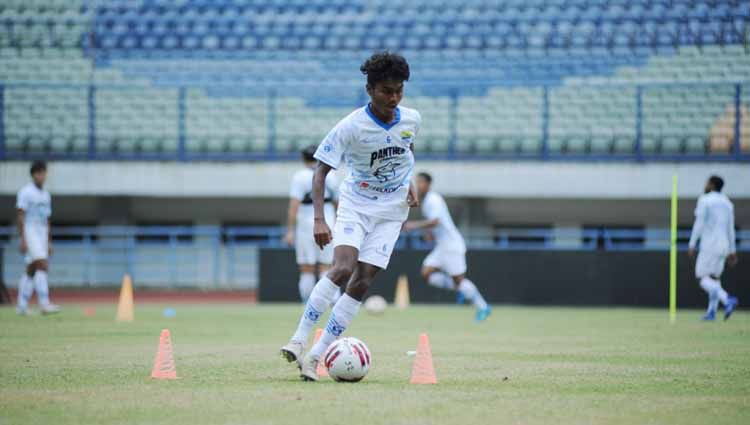 Gelandang muda Persib, Saiful, saat berlatih di Stadion GBLA, Kota Bandung. Copyright: © Media Officer Persib