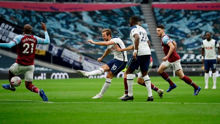 Harry Kane saat sedang menembak ke gawang West Ham United Copyright: © Twitter @SpursOfficial
