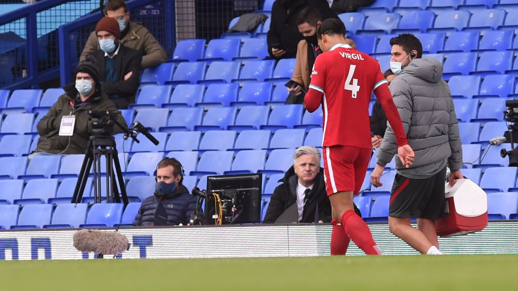 Virgil van Dijk pergi meninggalkan lapangan di laga Everton vs Liverpool karena cedera. Copyright: © John Powell/Liverpool FC via Getty Images