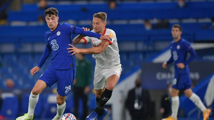 Duel Kai Havertz of Chelsea and Luuk de Jong dalam laga Liga Champions Chelsea vs Sevilla Copyright: © Vincent Mignott/DeFodi Images via Getty Images