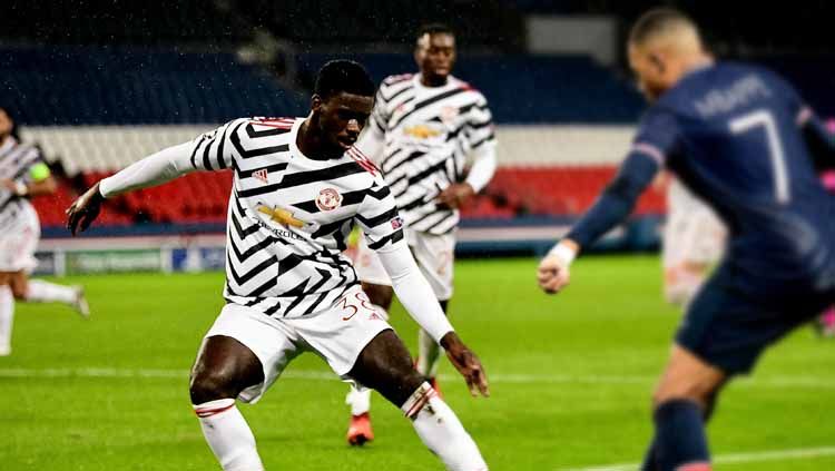 Tuanzebe di laga PSG vs MU. Copyright: © Ash Donelon/Manchester United via Getty Images