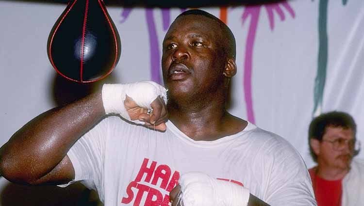 Dalam karier tinjunya, Mike Tyson pernah beberapa kali kalah. James Douglas sendiri adalah orang pertama yang mengalahkan Tyson. Copyright: © Tony Duffy/ALLSPORT/Gettyimages