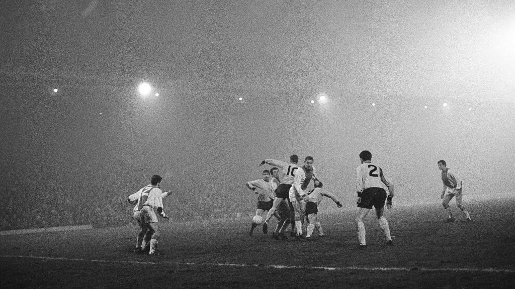 Laga Liga Champions yang dipenuhi kabut antara Liverpool vs Ajax Amsterdam di tahun 1966. Copyright: © Unknown/Mirrorpix/Mirrorpix via Getty Images