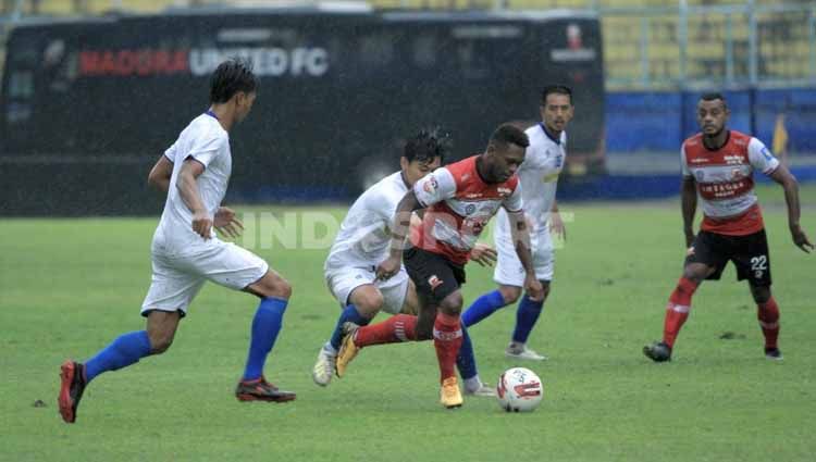 Laga uji coba antara Arema FC vs Madura United di Stadion Kanjuruhan Malang, Rabu (21/10/20). Copyright: © Ian Setiawan/INDOSPORT
