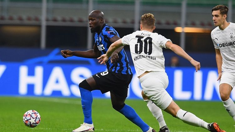 Inter Milan tampaknya sedang dihantui kutukan pemain baru usai ditahan imbang 2-2 oleh Borussia Monchengladbach di Liga Champions 2020-2021. Copyright: © Twitter @Inter
