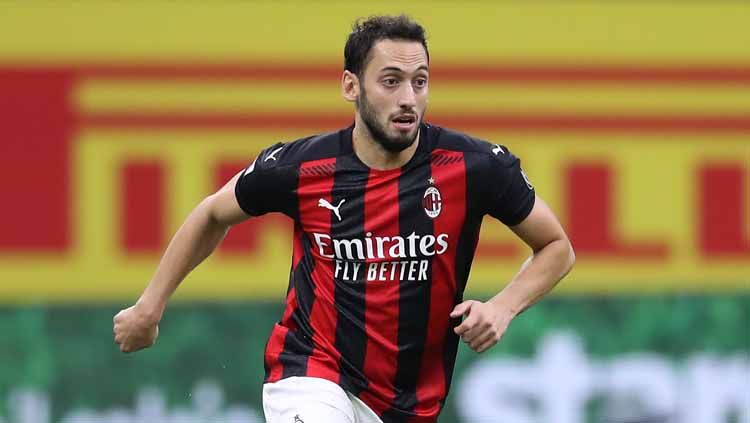 AC Milan dikabarkan marah ke agen Hakan Calhanoglu yang diam-diam menawarkan kliennya ke pesaing Liga Italia, Juventus dan Inter Milan. Copyright: © Jonathan Moscrop/Getty Images