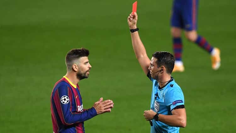 Gerard Pique terkena kartu merah di laga vs Ferencvaros (Liga Champions). Copyright: © Alex Caparros/Getty Images