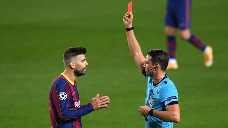 Gerard Pique melakukan aksi protes secara berlebihan kepada wasit yang memimpin laga Osasuna vs Barcelona dalam Liga Spanyol (LaLiga) 2022/23. Copyright: © Alex Caparros/Getty Images