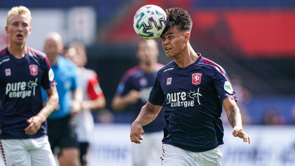 Aksi Mees Hilgers, bek muda keturunan Indonesia kala berlaga untuk FC Twente. Copyright: © ANP Sport via Getty Images