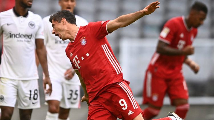 Selebrasi gol Robert Lewandowski di laga Bayern Munchen vs Eintracht Frankfurt Copyright: © Lukas Barth-Tuttas - Pool/Getty Images