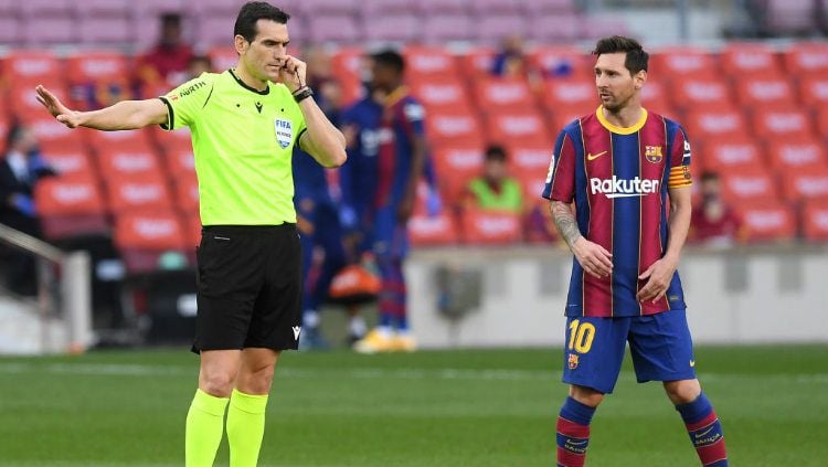 Nodai laga final Supercopa de Espana Barcelona lewat kartu merah Lionel Messi, wasit Gil Manzano harus diberikan sanksi. Copyright: © Alex Caparros/Getty Images