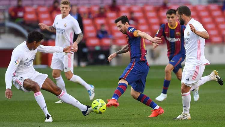 Aksi Lionel Messi dalam laga bertajuk El Clasico antara FC Barcelona vs Real Madrid di Camp Nou, Sabtu (24/10/2020). Copyright: © Alex Caparros/Getty Images
