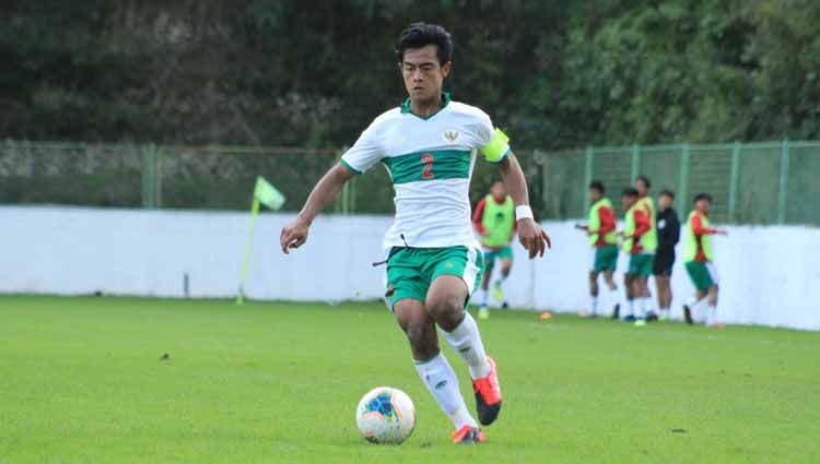 Pratama Arhan ketika menjadi kapten Timnas U-19 pada saat uji coba melawan Makedonia Utara. Copyright: © PSSI