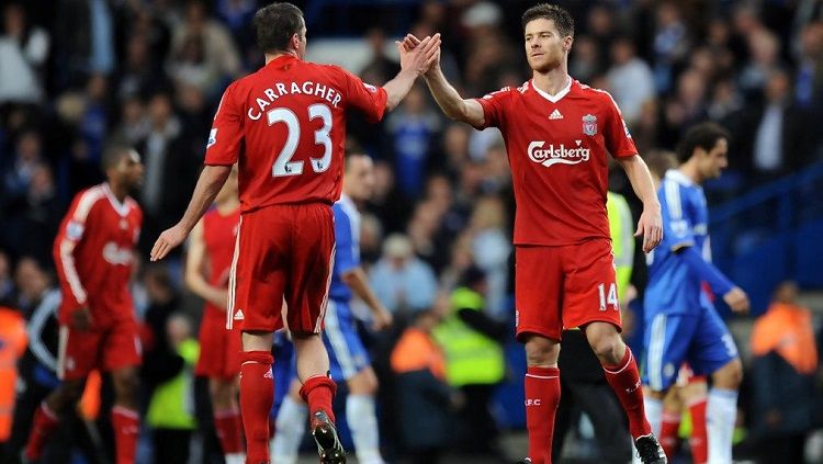 Selebrasi Xabi Alonso usai menentukan kemenangan Liverpool atas Chelsea di Liga Inggris, 26 Oktober 2008. Copyright: © Twitter LFC History