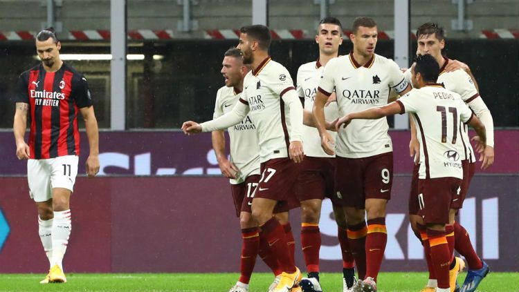 Perayaan gol Edin Dzeko di laga AC Milan vs AS Roma. Copyright: © Marco Luzzani/Getty Images