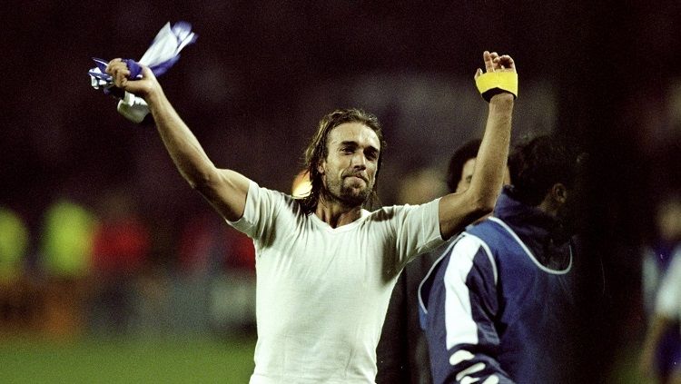 Legenda AS Roma, Gabriel Batistuta, menyatakan penyesalannya atas perlakuan yang diberikan kepada Diego Maradona. Copyright: © Twitter Bet365