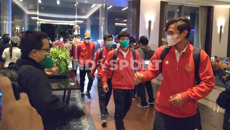 Suasana rombongan timnas Indonesia U-19 tiba di Hotel Fairmont pasca melakukan perjalanan jauh dari Kroasia. Copyright: © Zainal Hasan/INDOSPORT