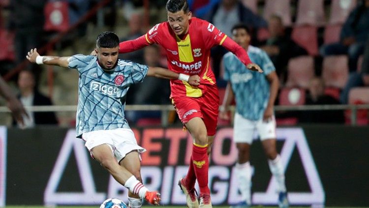 Jay Idzes saat memperkuat Go Ahead Eagles, kini ia menjadi salah satu target naturalisasi untuk membela Timnas Indonesia. Copyright: © (Photo by Peter Lous/Soccrates/Getty Images)