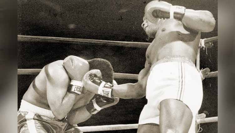 Sebelum dikenal sebagai petinju legendaris, Mike Tyson mengawali karier profesional dengan mengalahkan Hector Mercedes di laga debutnya. Copyright: © boxinghalloffame