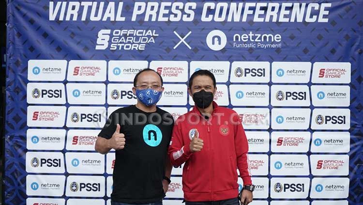 Sekjen PSSI, Yunus Nusi (kiri) bersama CEO Netzme, Vicky G Putra Copyright: © Zainal Hasan/INDOSPORT