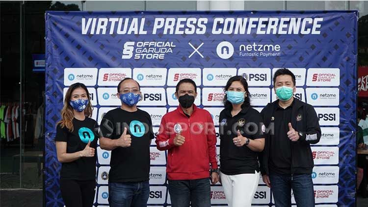 Sekjen PSSI, Yunus Nusi (tengah). Copyright: © Zainal Hasan/INDOSPORT