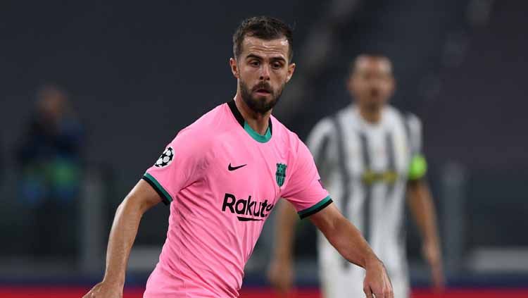 Miralem Pjanic menjadi salah satu nama yang siap ditawarkan Barcelona ke RB Leipzig demi memboyong Dani Olmo. Copyright: © Getty Images