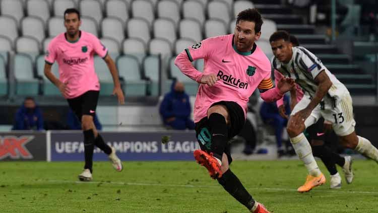Lionel Messi dari FC Barcelona mencetak penalti selama pertandingan fase Grup G Liga Champions UEFA antara Juventus dan FC Barcelona Copyright: © Chris Ricco/Getty Images