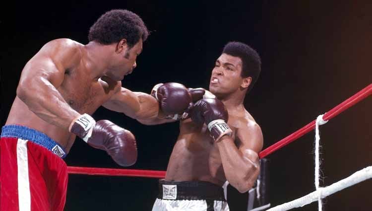 Pertarungan antara Muhammad Ali in action vs George Foreman 1974. Copyright: © Neil Leifer/Sports Illustrated via Getty Images