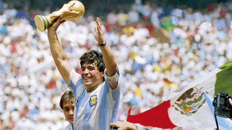 Diego Maradona saat Pegang Trofi Piala Dunia 1986. Copyright: © Archivo El Grafico/Getty Images