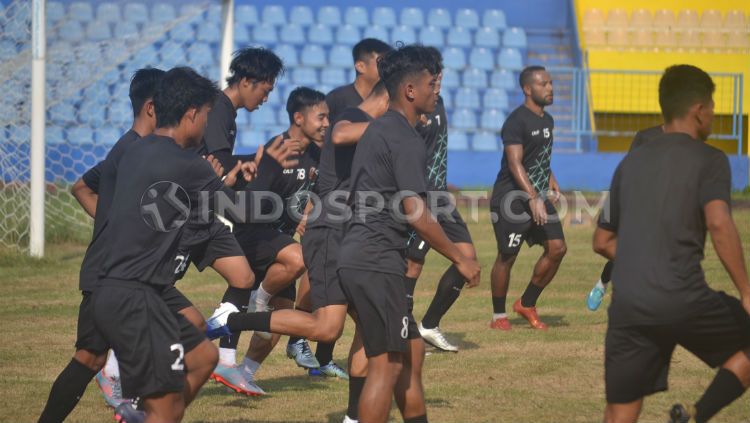 Pemain Sriwijaya FC menjelani latihan sebelum tim diliburkan. Copyright: © Muhammad Effendi/INDOSPORT